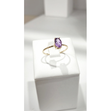 Anillo de oro amarillo con topacio