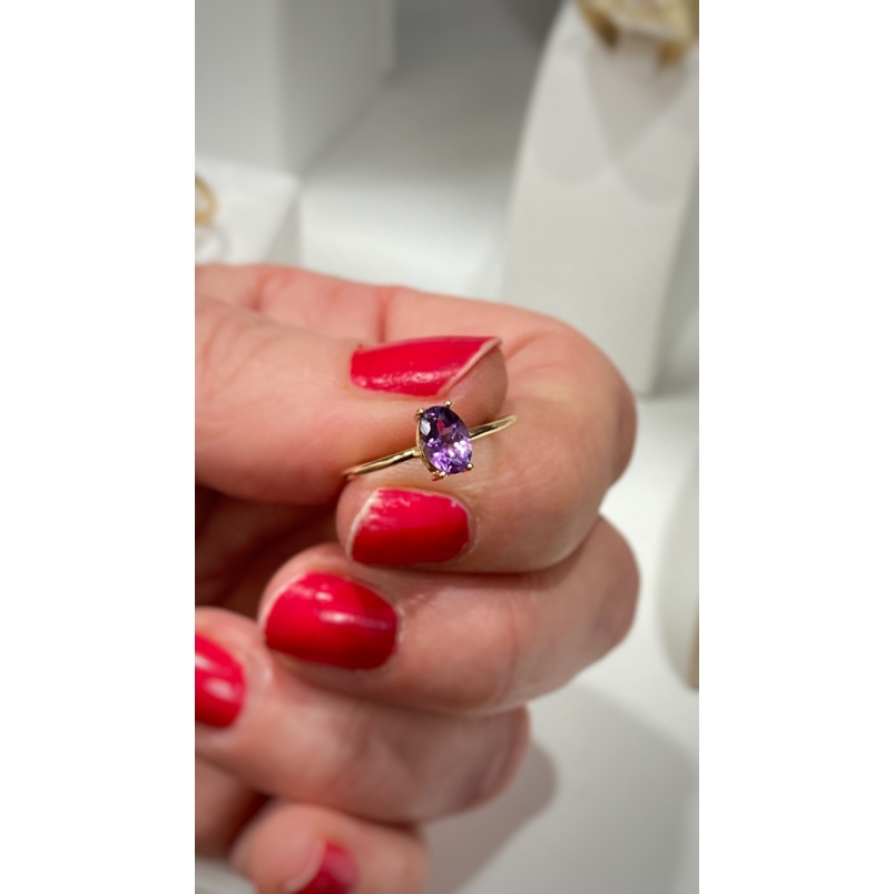 Anillo de oro amarillo con topacio