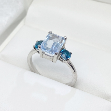 Anillo de Oro Blanco con Topacios