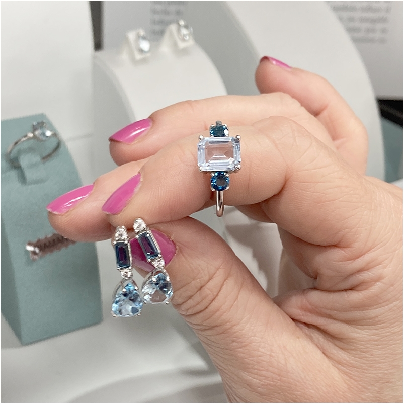 Anillo de Oro Blanco con Topacios