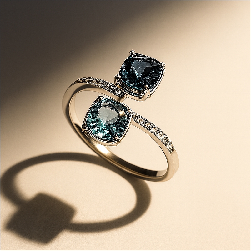 Anillo de Oro blanco con Topacios y Diamantes