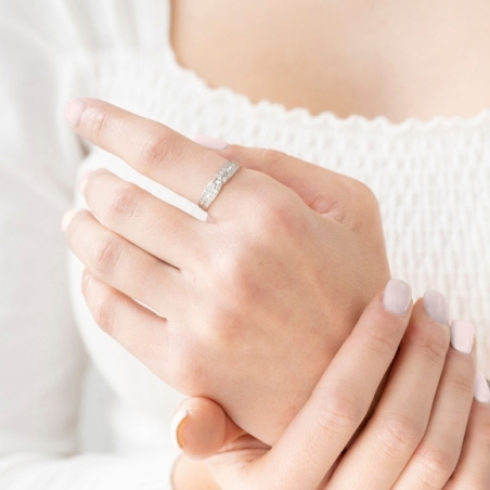 Anillo con Circonitas Blancas en Oro Blanco de 18 KT puesto