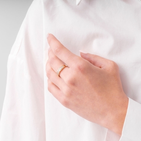 Anillo con Circonitas Blancas en Oro Amarillo puesto