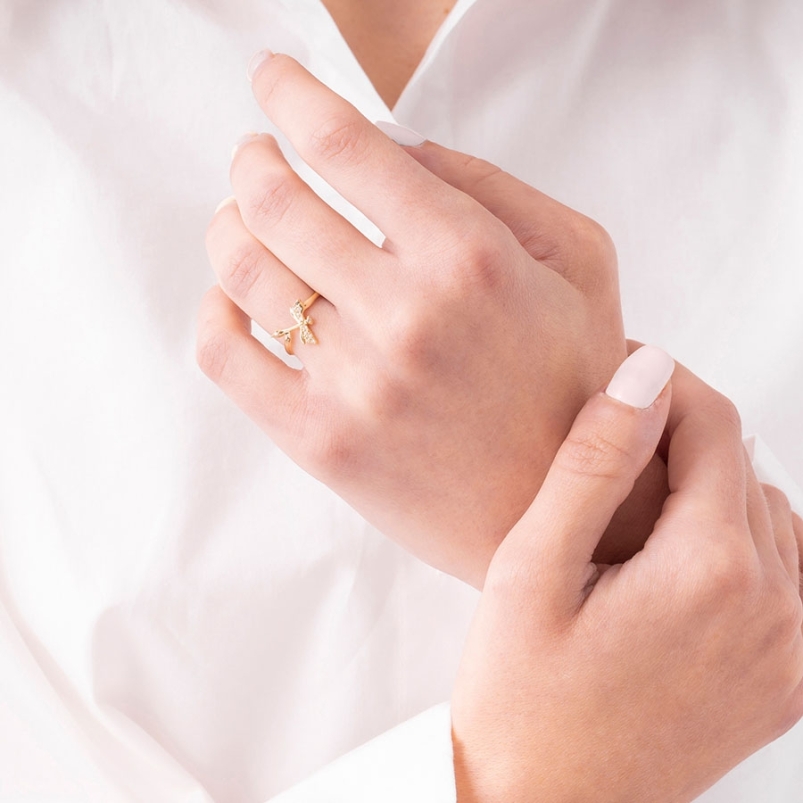 Anillo con Forma de Libélula y Topacios en Oro Amarillo puesto