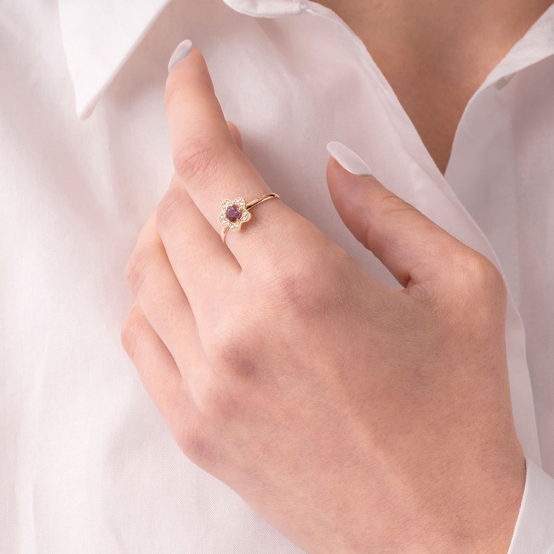 Anillo en Forma de Flor con Rubí Natural y Topacios Blancos puesto