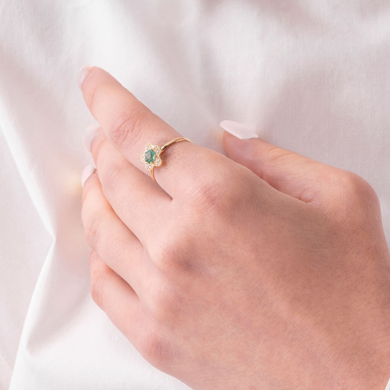 Anillo en Forma de Flor con Esmeralda Natural y Topacios Blancos puesto