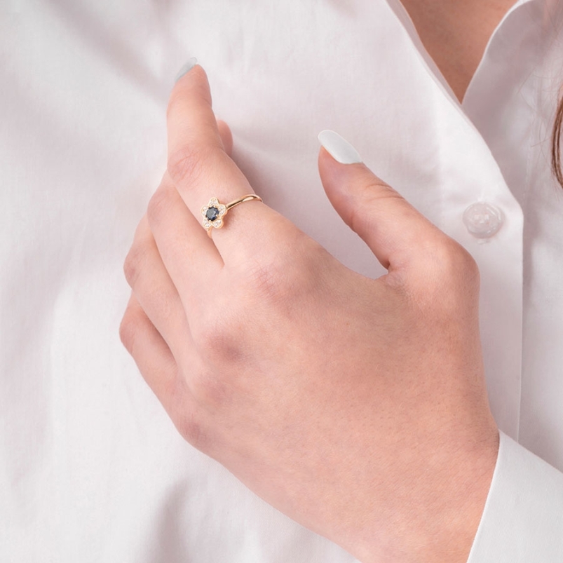 Anillo en Forma de Flor con Zafiro Natural y Topacios Blancos puesto