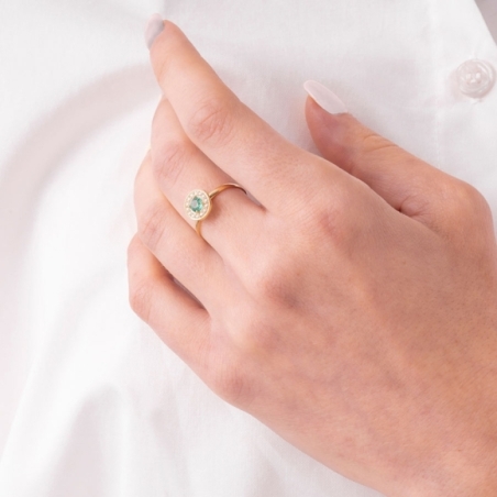 Anillo de Forma Redonda con Esmeralda Natural y Topacios Blancos puesto