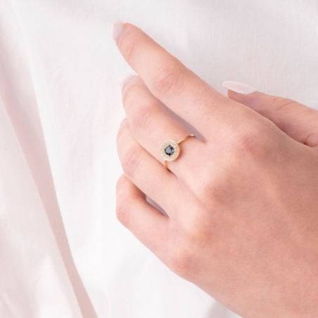 Anillo de Forma Redonda con Zafiro Natural y Topacios Blancos puesto