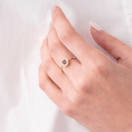 Anillo de Forma Redonda con Rubí Natural y Topacios Blancos puesto