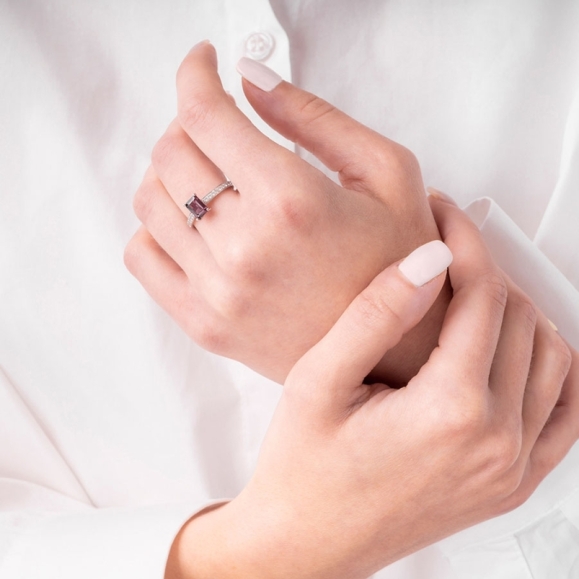 Anillo de Brillantes y Rodolita en Oro Blanco 2