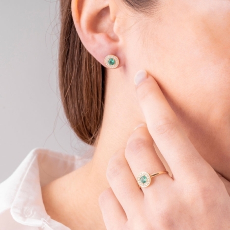 Pendientes y anillo de Forma Redonda con Esmeralda Natural y Topacios Blancos puestos