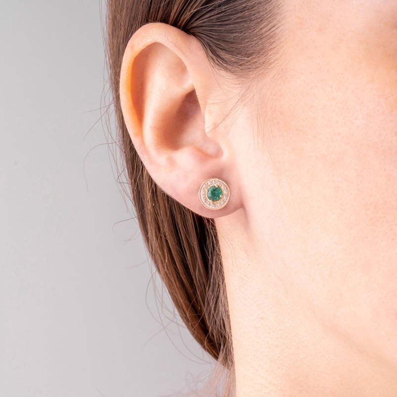 Pendientes de Forma Redonda con Esmeralda Natural y Topacios Blancos puestos