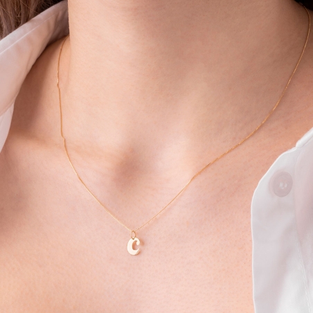 Colgante Letra con cadena de 45cms en Oro Amarillo de 18 KT puesto
