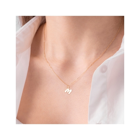 Colgante Letra con cadena de 45cms en Oro Amarillo de 18 KT puesto
