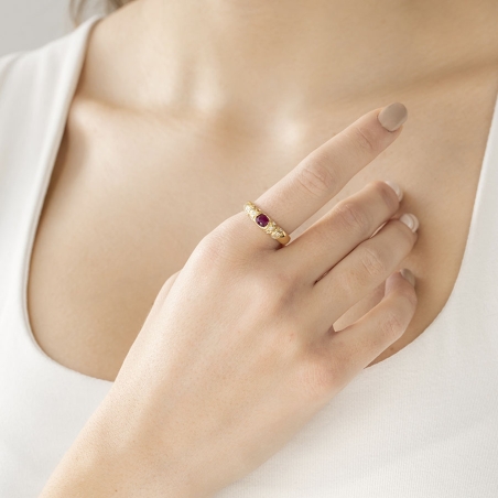 Anillo de Brillantes y Rubí Oval en Oro Amarillo de 18 KT puesto