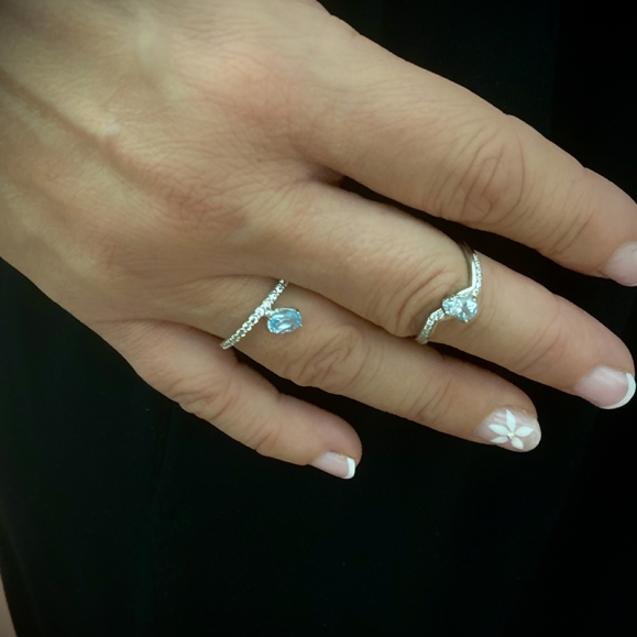 Anillo de oro blanco con 12 brillantes de 0,06cts y aguamarina natural en forma de pera 2