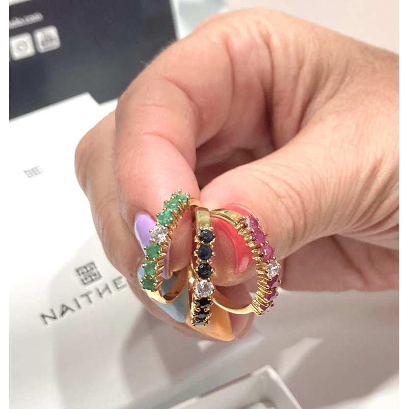 Anillo de oro amarillo con zafiros y diamante