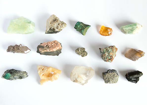 piedras preciosas de diferentes tipos